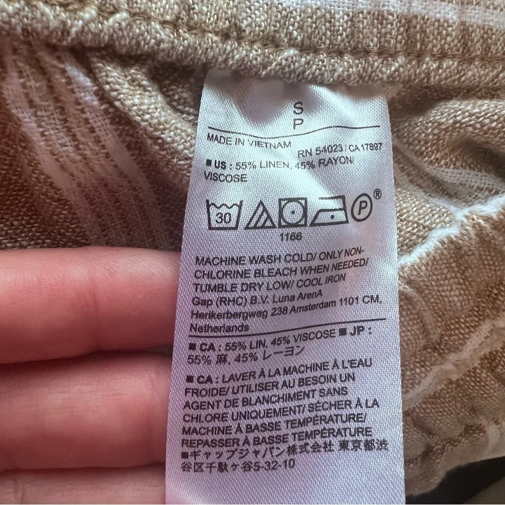 Banana Republic women’s pants Size: S Color: beige/ white striped print like New